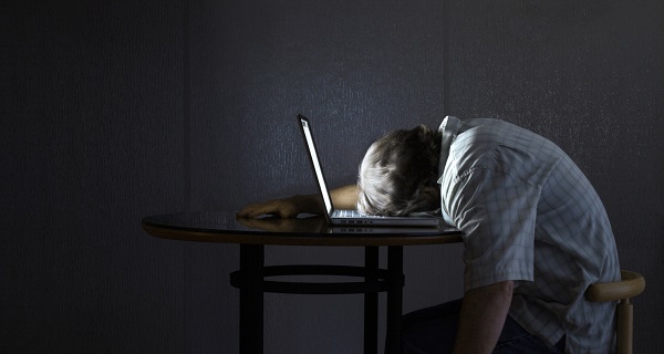 Read-Why-You-MUST-Avoid-Sleeping-With-Computer-or-TV-On